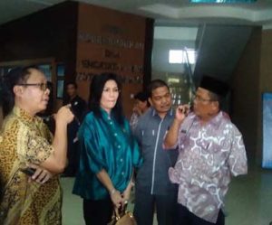 Anggota DPRD Sumsel Dapil Kota Palembang, Anita Noeringhati, Sujarwoto dan Kartak SAS berbincang dengan Kepala Dukcapil Kota Palembang Ali Sobri. (foto/Anton Wijaya)